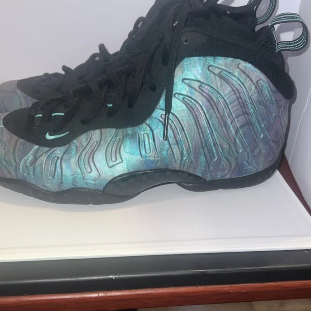 NIKE AIR FOAMPOSITE ONE AURORA GREEN AND BLUE 6Y (USED)